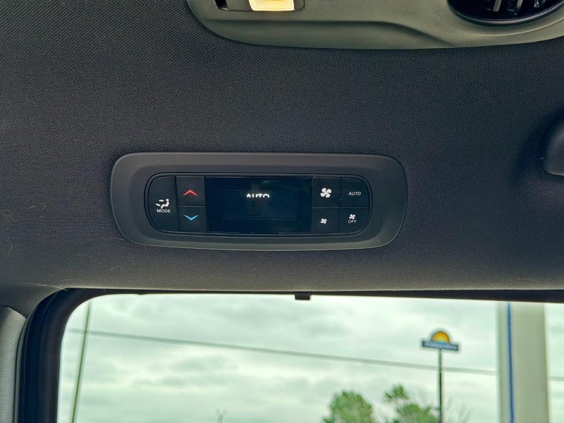 Chrysler Pacifica Vehicle Full-screen Gallery Image 19