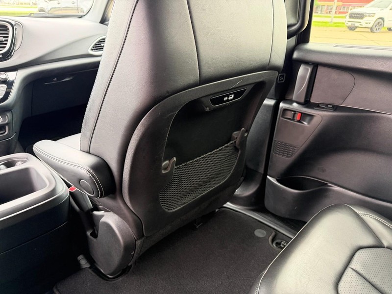 Chrysler Pacifica Vehicle Full-screen Gallery Image 20