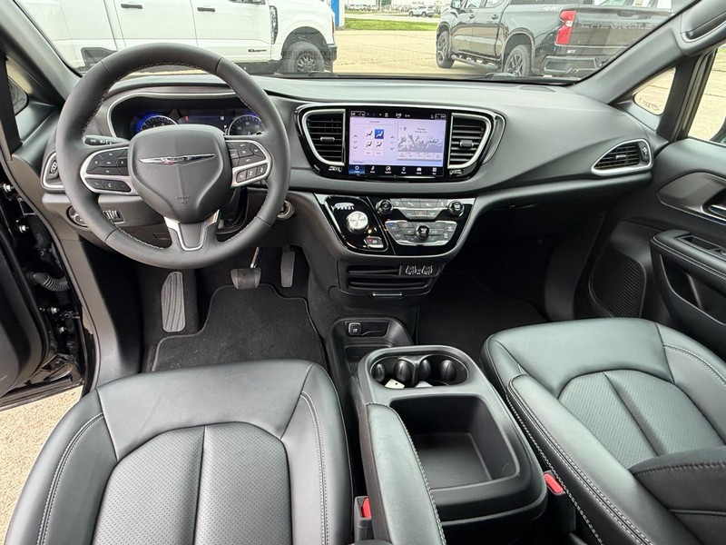 Chrysler Pacifica Vehicle Full-screen Gallery Image 21
