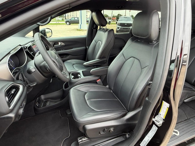 Chrysler Pacifica Vehicle Full-screen Gallery Image 23