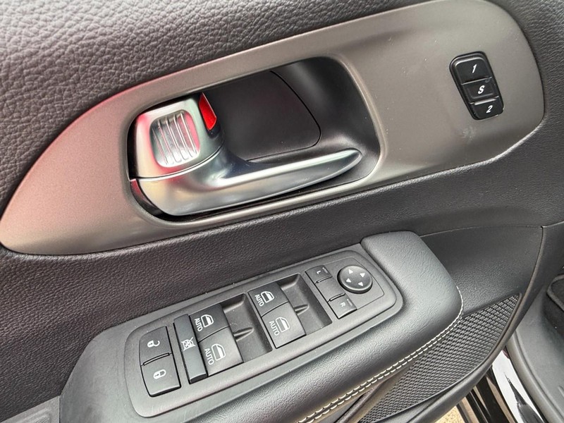 Chrysler Pacifica Vehicle Full-screen Gallery Image 25