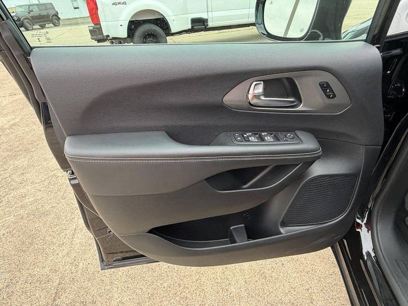 Chrysler Pacifica Vehicle Full-screen Gallery Image 26