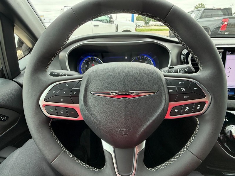 Chrysler Pacifica Vehicle Full-screen Gallery Image 27