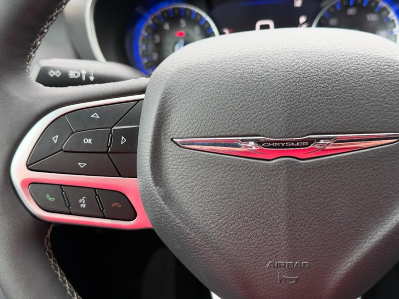 Chrysler Pacifica Vehicle Full-screen Gallery Image 28