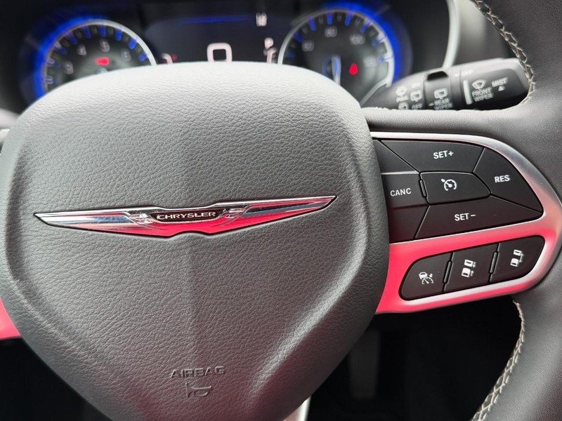 Chrysler Pacifica Vehicle Full-screen Gallery Image 29