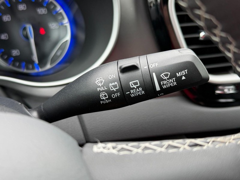 Chrysler Pacifica Vehicle Full-screen Gallery Image 30