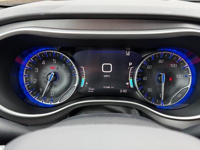 Chrysler Pacifica Vehicle Full-screen Gallery Image 32