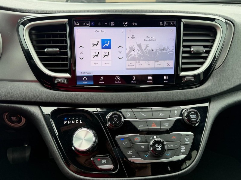 Chrysler Pacifica Vehicle Full-screen Gallery Image 35