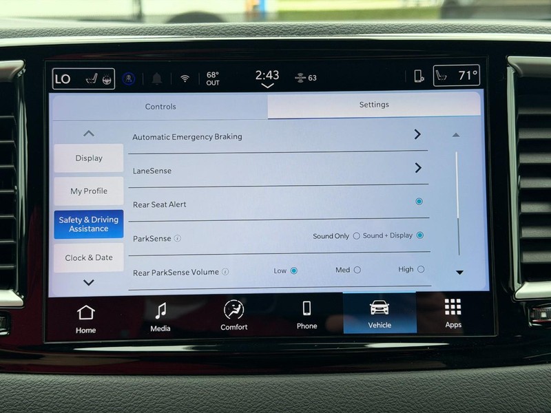 Chrysler Pacifica Vehicle Full-screen Gallery Image 40