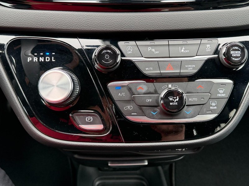 Chrysler Pacifica Vehicle Full-screen Gallery Image 51