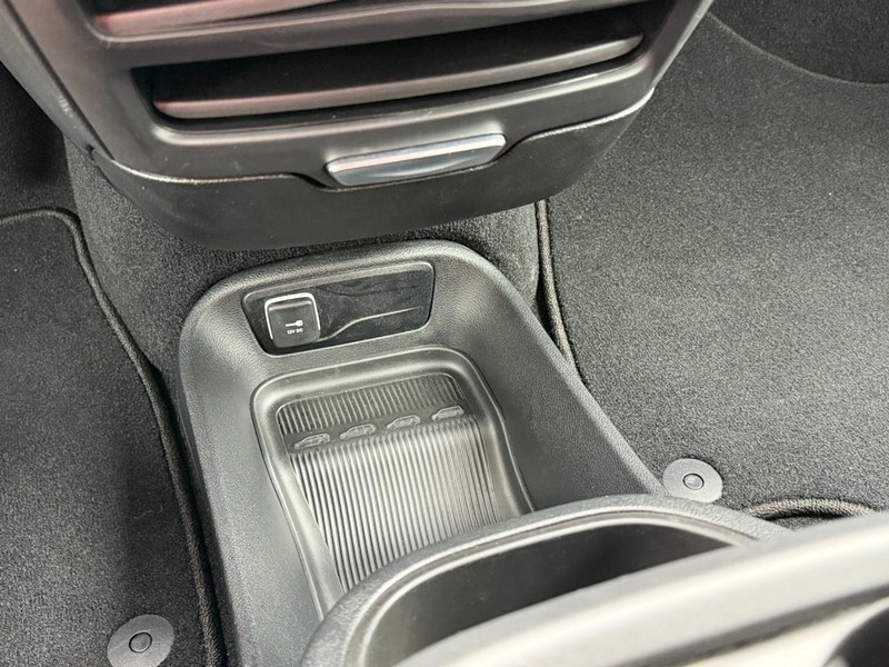 Chrysler Pacifica Vehicle Full-screen Gallery Image 52