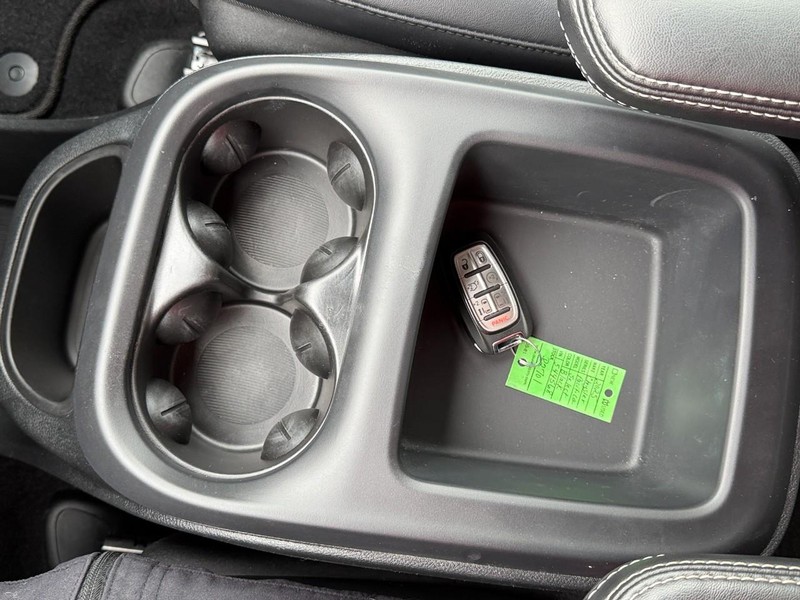 Chrysler Pacifica Vehicle Full-screen Gallery Image 54