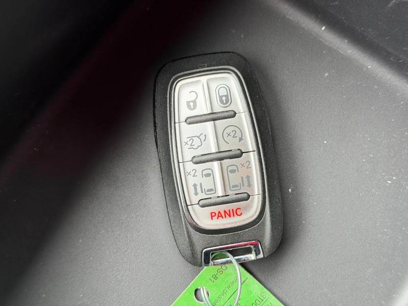 Chrysler Pacifica Vehicle Full-screen Gallery Image 55