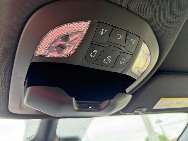 Chrysler Pacifica Vehicle Full-screen Gallery Image 59