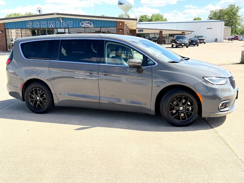 Chrysler Pacifica Vehicle Full-screen Gallery Image 03