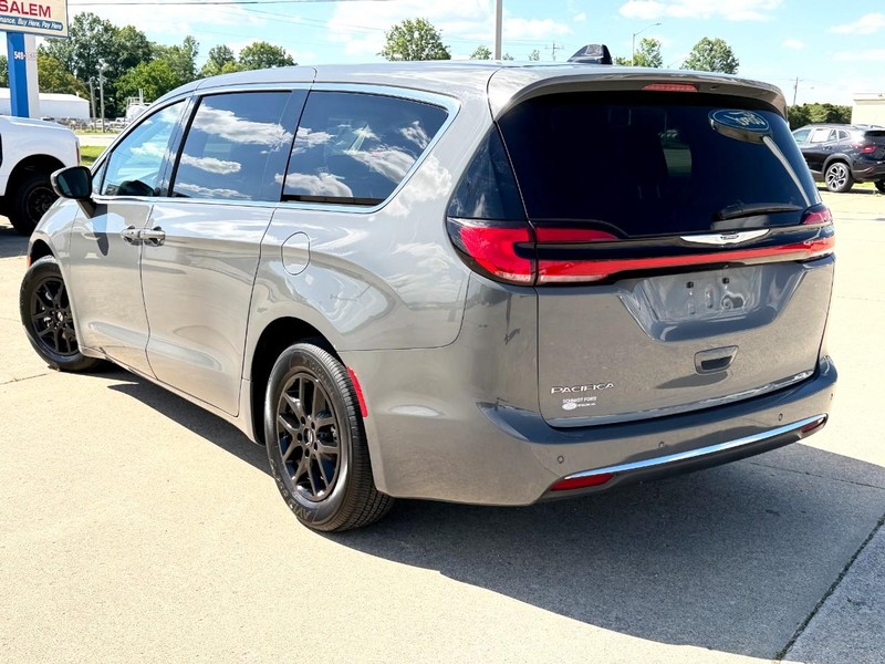 Chrysler Pacifica Vehicle Full-screen Gallery Image 05