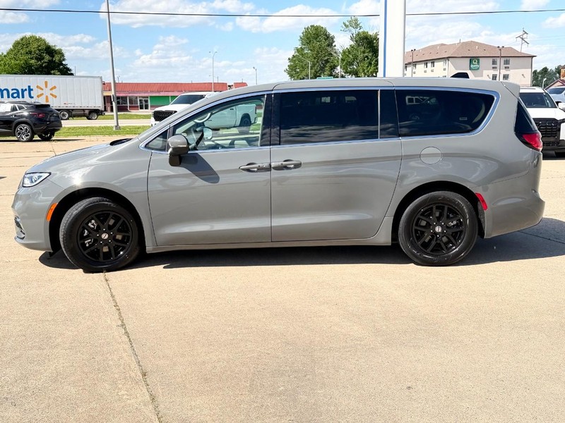 Chrysler Pacifica Vehicle Full-screen Gallery Image 06