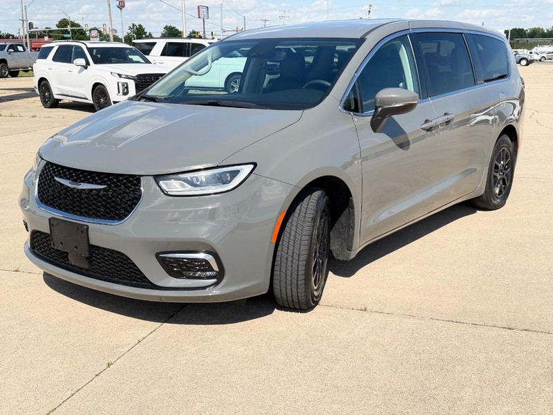 Chrysler Pacifica Vehicle Full-screen Gallery Image 07