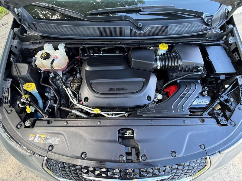 Chrysler Pacifica Vehicle Full-screen Gallery Image 11
