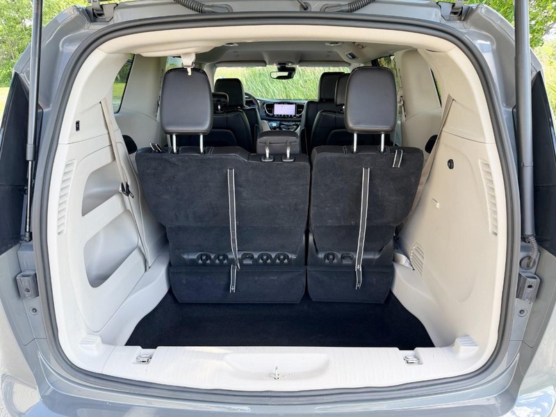 Chrysler Pacifica Vehicle Full-screen Gallery Image 12