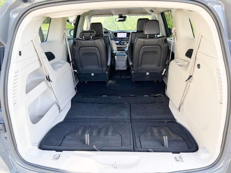 Chrysler Pacifica Vehicle Full-screen Gallery Image 13