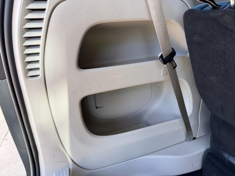 Chrysler Pacifica Vehicle Full-screen Gallery Image 14