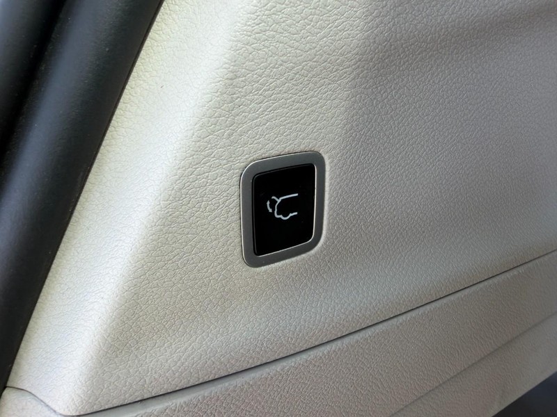 Chrysler Pacifica Vehicle Full-screen Gallery Image 15