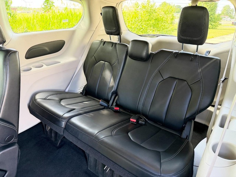 Chrysler Pacifica Vehicle Full-screen Gallery Image 16