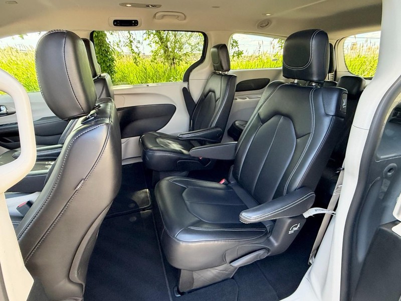 Chrysler Pacifica Vehicle Full-screen Gallery Image 17