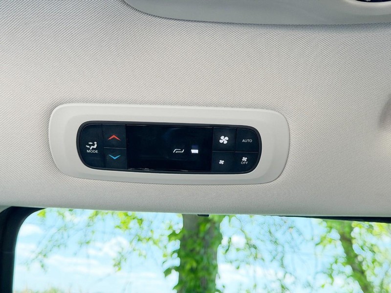 Chrysler Pacifica Vehicle Full-screen Gallery Image 18