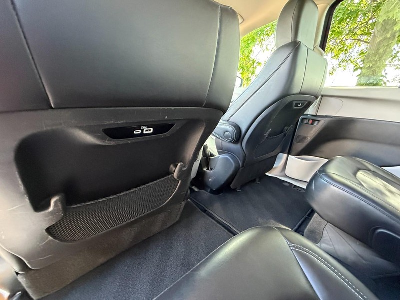 Chrysler Pacifica Vehicle Full-screen Gallery Image 19