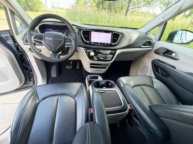 Chrysler Pacifica Vehicle Full-screen Gallery Image 20