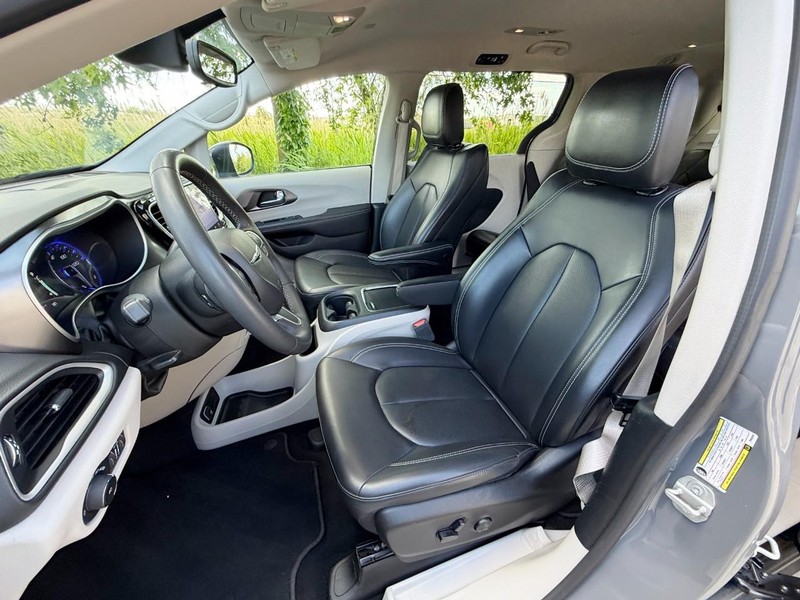 Chrysler Pacifica Vehicle Full-screen Gallery Image 21