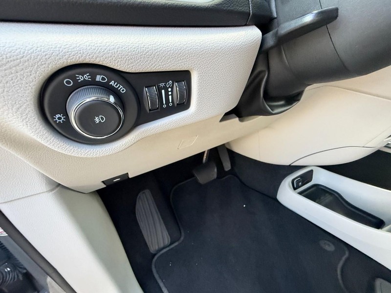 Chrysler Pacifica Vehicle Full-screen Gallery Image 22
