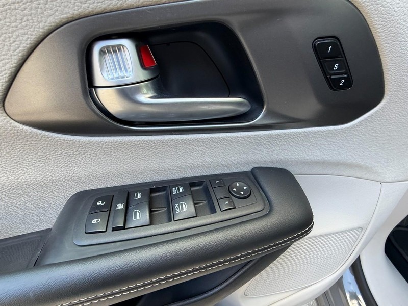 Chrysler Pacifica Vehicle Full-screen Gallery Image 24