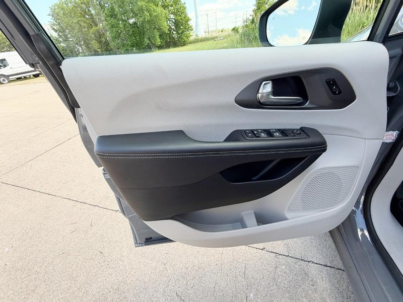 Chrysler Pacifica Vehicle Full-screen Gallery Image 25