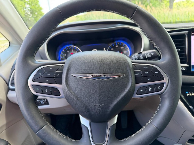 Chrysler Pacifica Vehicle Full-screen Gallery Image 26