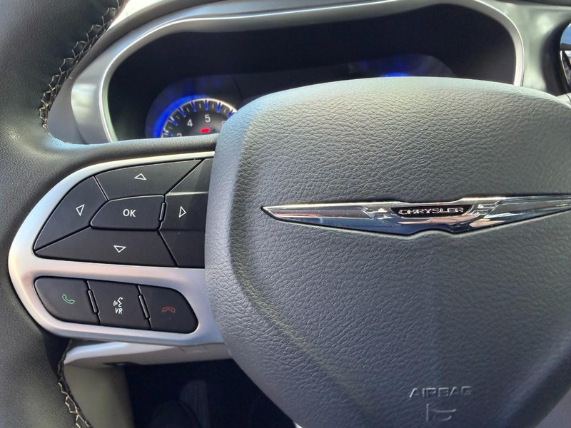 Chrysler Pacifica Vehicle Full-screen Gallery Image 27