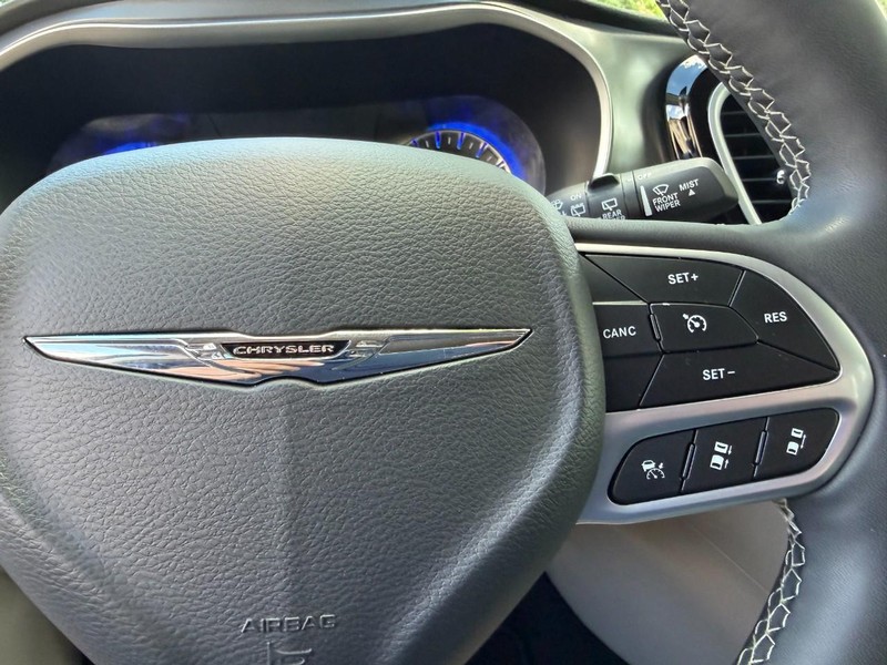 Chrysler Pacifica Vehicle Full-screen Gallery Image 28