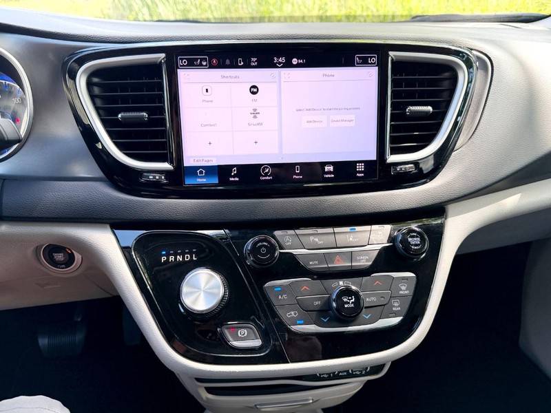 Chrysler Pacifica Vehicle Full-screen Gallery Image 34