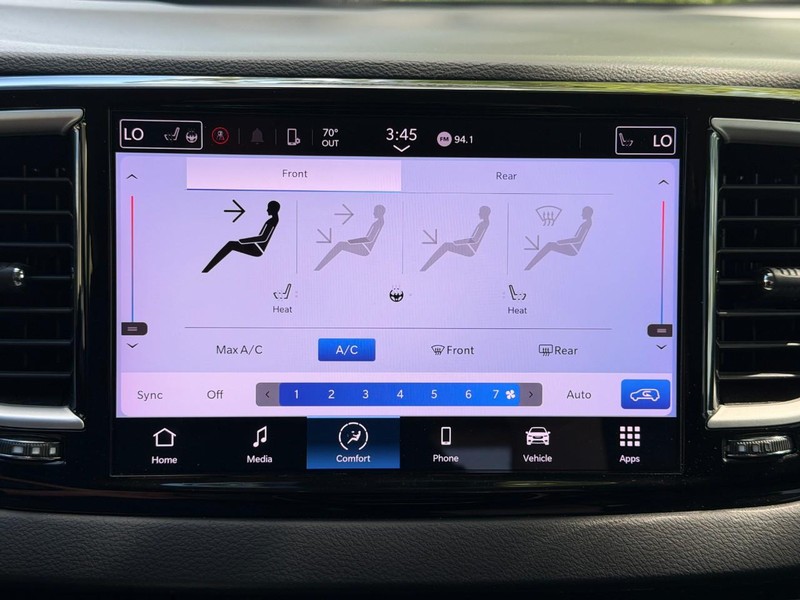 Chrysler Pacifica Vehicle Full-screen Gallery Image 38