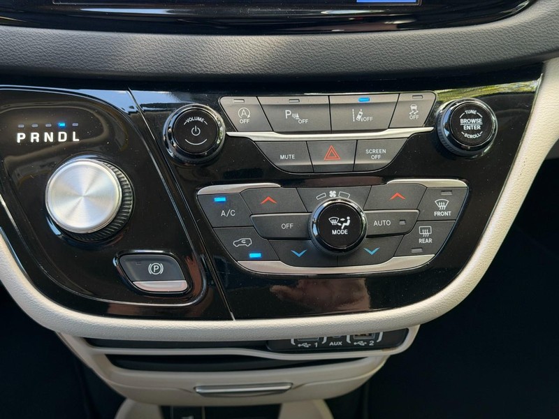 Chrysler Pacifica Vehicle Full-screen Gallery Image 45
