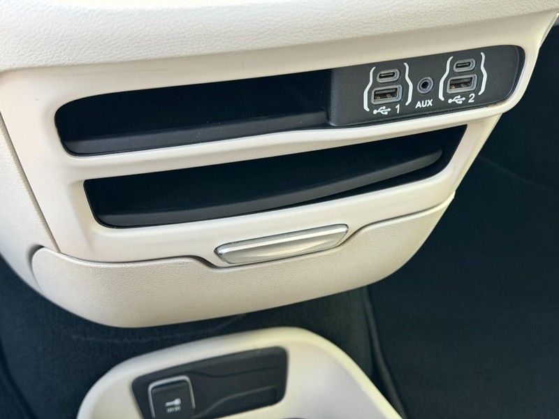 Chrysler Pacifica Vehicle Full-screen Gallery Image 46