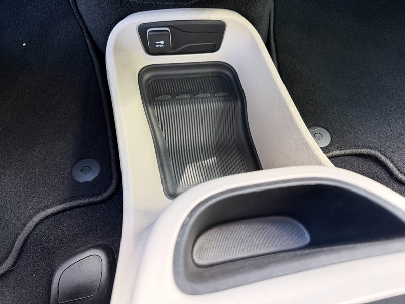 Chrysler Pacifica Vehicle Full-screen Gallery Image 48