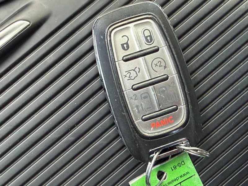 Chrysler Pacifica Vehicle Full-screen Gallery Image 51
