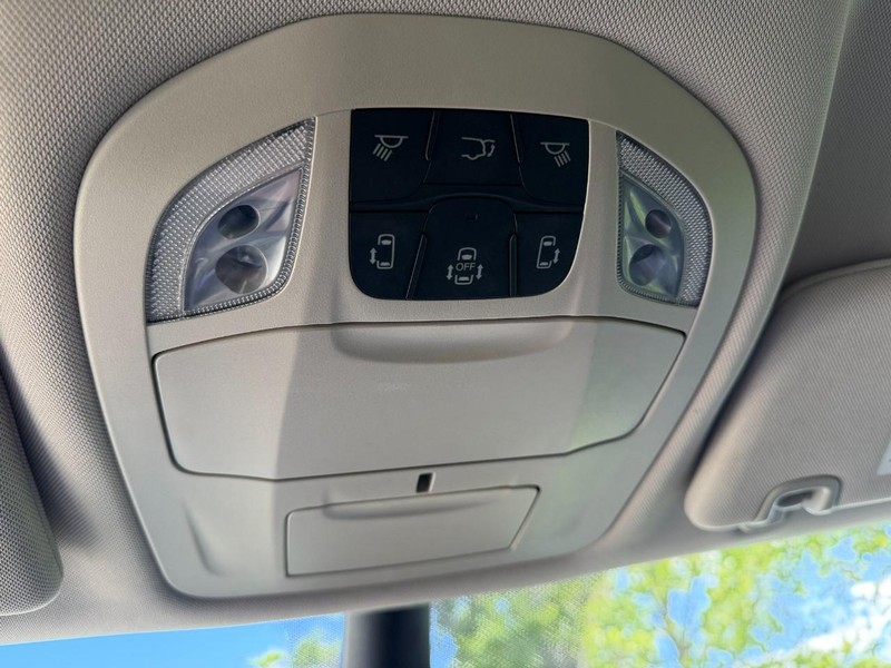 Chrysler Pacifica Vehicle Full-screen Gallery Image 53