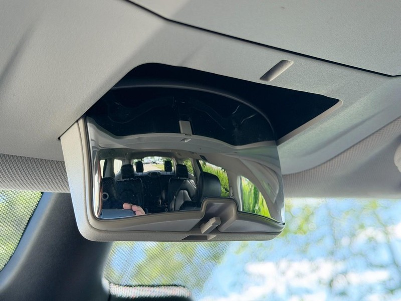Chrysler Pacifica Vehicle Full-screen Gallery Image 54
