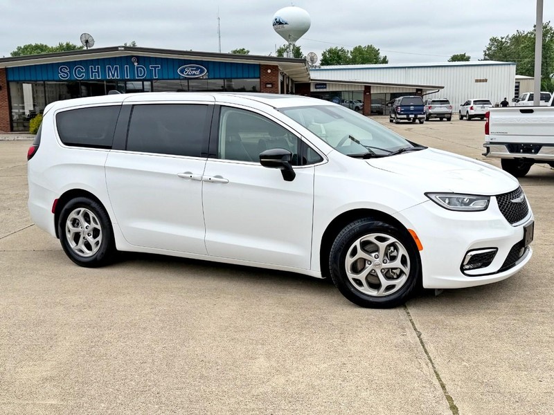 Chrysler Pacifica Vehicle Full-screen Gallery Image 03
