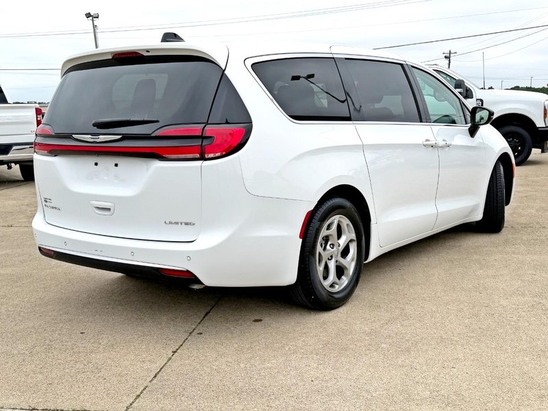 Chrysler Pacifica Vehicle Full-screen Gallery Image 04