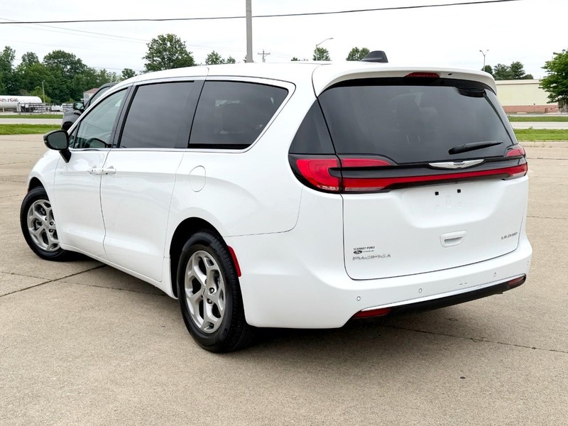 Chrysler Pacifica Vehicle Full-screen Gallery Image 05
